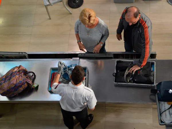 Досмотр пассажиров, посетителей и персонала, ручной клади, багажа, почты и грузов